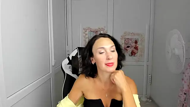 OliviaKateee online show from July 2026 12:05:02 PM