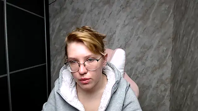Reginasmilee online show from March 2025 02:52:01 AM
