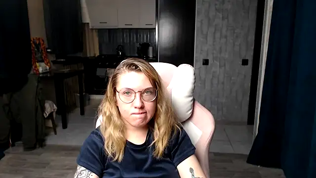 Reginasmilee online show from September 2025 12:00:02 AM