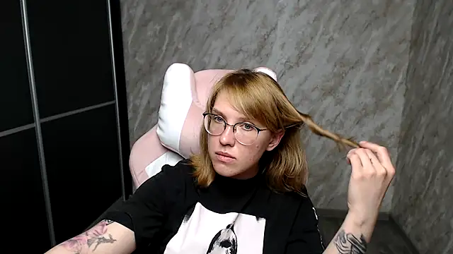 Reginasmilee online show from March 2025 10:57:01 AM