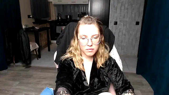 Reginasmilee online show from September 2025 12:37:02 AM