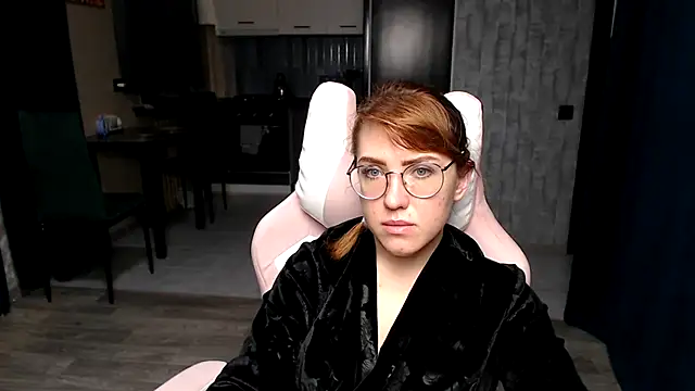 Reginasmilee online show from November 2025 01:31:02 AM