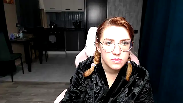 Reginasmilee online show from November 2025 01:42:01 AM