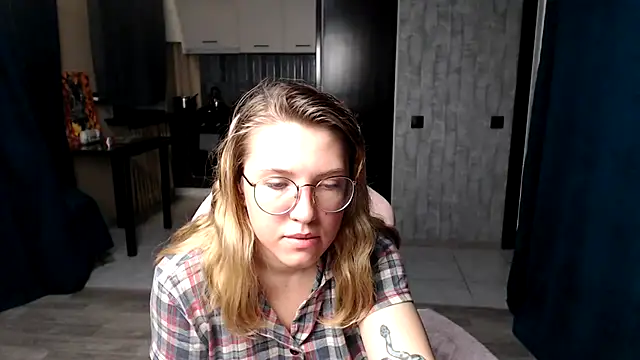 Reginasmilee online show from September 2025 11:49:02 PM
