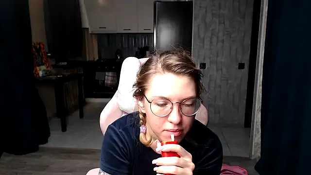 Reginasmilee online show from September 2025 11:49:02 PM