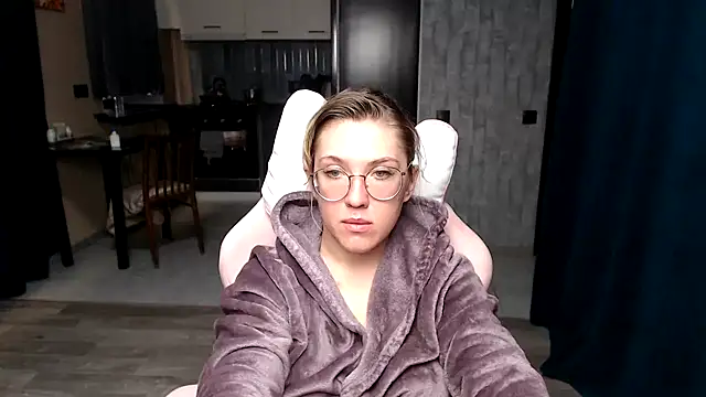 Reginasmilee online show from September 2025 01:28:01 PM