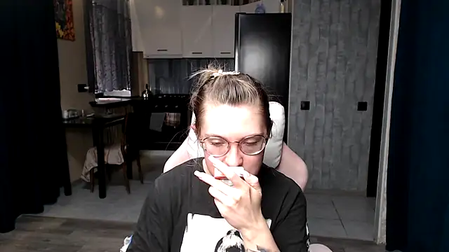 Reginasmilee online show from September 2025 01:49:02 PM