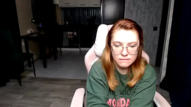 Reginasmilee online show from November 2025 01:01:02 AM