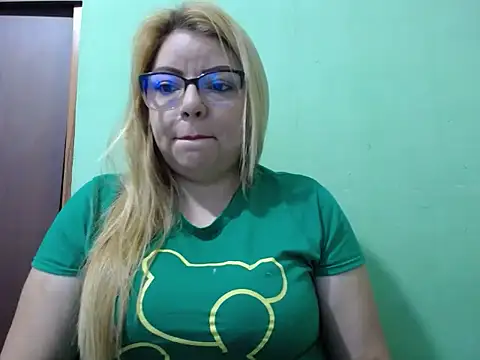 Snapshot of Lunay_Hot chatting on July 2026 02:02:01 PM Lunay Hot online show from July 2026 02:02:01 PM