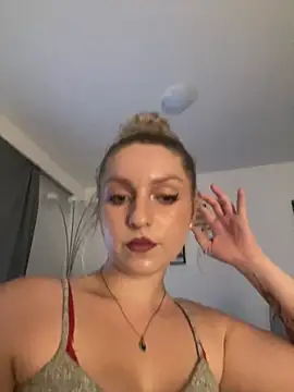 KiraBloom66 online show from June 2026 07:09:02 PM