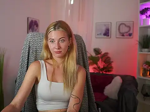 Snapshot of EmilySwann_ chatting on July 2026 01:45:01 PM EmilySwann online show from July 2026 01:45:01 PM