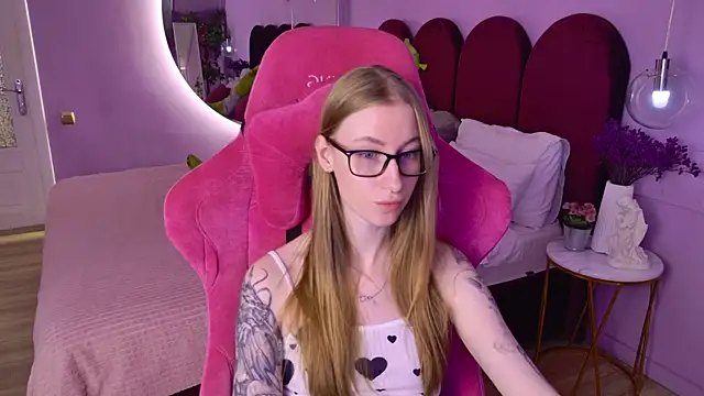 Snapshot of AuroraLean chatting on August 2026 04:57:02 PM AuroraLean online show from August 2026 04:57:02 PM