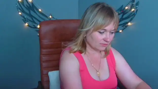 Snapshot of KiraSmiling chatting on July 2026 10:39:01 AM KiraSmiling online show from July 2026 10:39:01 AM