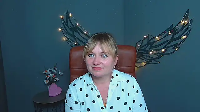 Snapshot of KiraSmiling chatting on July 2026 03:22:01 PM KiraSmiling online show from July 2026 03:22:01 PM