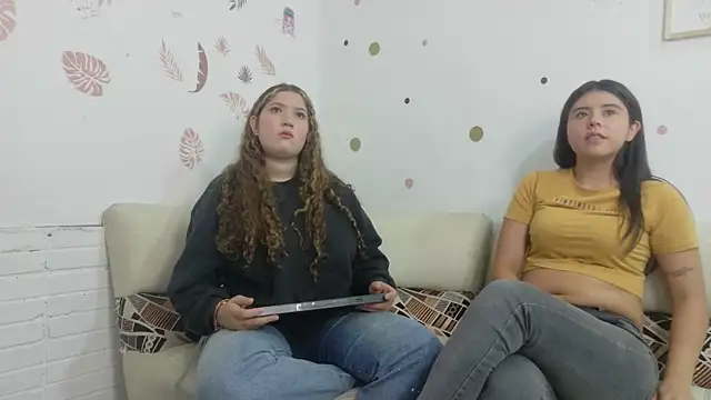 Snapshot of Emilyblosom-y-MiaRose chatting on July 2026 05:32:02 PM Emilyblosom-y-MiaRose online show from July 2026 05:32:02 PM