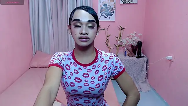 Snapshot of VivienneLuxe chatting on July 2026 07:17:01 AM VivienneLuxe online show from July 2026 07:17:01 AM