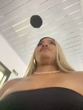 Snapshot of riri_brunnete chatting on April 2026 04:03:01 AM riri brunnete online show from April 2026 04:03:01 AM