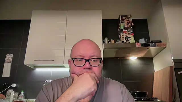 Snapshot of theitalianbear chatting on February 2025 03:01:01 AM theitalianbear online show from February 2025 03:01:01 AM