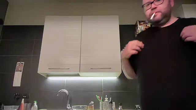 Snapshot of theitalianbear chatting on November 2025 04:16:01 AM theitalianbear online show from November 2025 04:16:01 AM