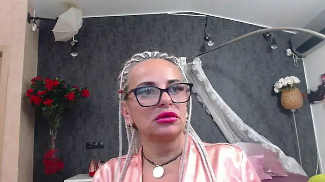 Snapshot of ElviraMilf chatting on August 2026 09:04:01 AM ElviraMilf online show from August 2026 09:04:01 AM