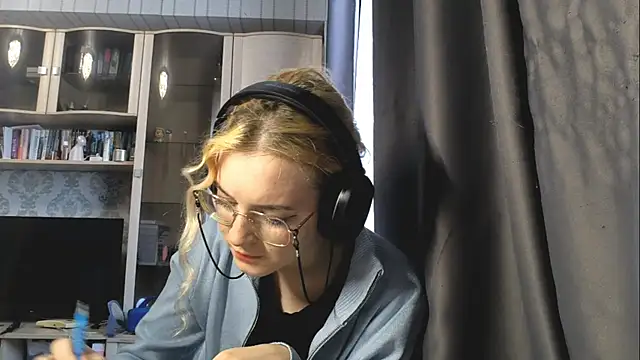 Adelinetre online show from July 2026 03:55:01 PM
