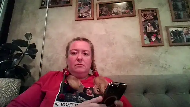 Snapshot of HappyCurvyMama chatting on August 2026 05:29:01 PM HappyCurvyMama online show from August 2026 05:29:01 PM