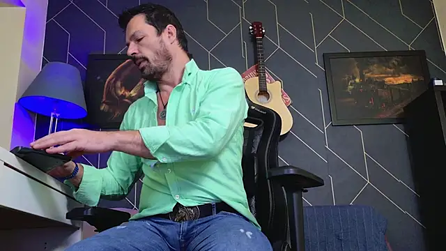 Snapshot of ChrisKox chatting on November 2025 02:44:02 AM ChrisKox online show from November 2025 02:44:02 AM