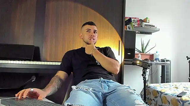 logan smith online show from April 2026 09:32:02 PM