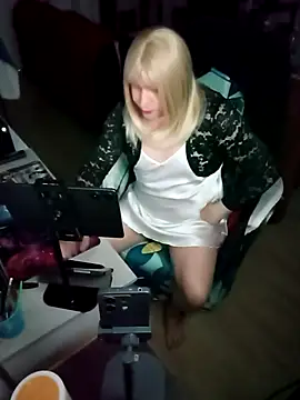 Snapshot of JulietteMaitresse chatting on May 2026 07:46:01 AM JulietteMaitresse online show from May 2026 07:46:01 AM
