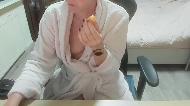 minoesje37 online show from March 2026 08:35:01 PM