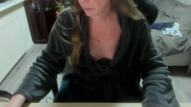 minoesje37 online show from February 2026 08:30:02 PM