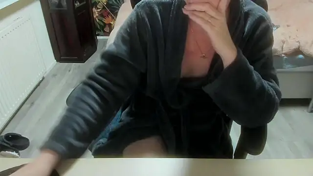 minoesje37 online show from February 2026 08:59:02 PM