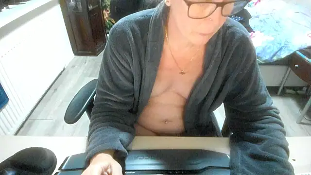 minoesje37 online show from November 2025 08:45:02 PM