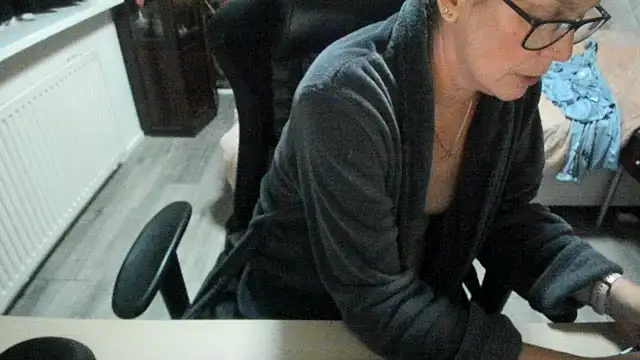 minoesje37 online show from November 2025 08:25:02 PM