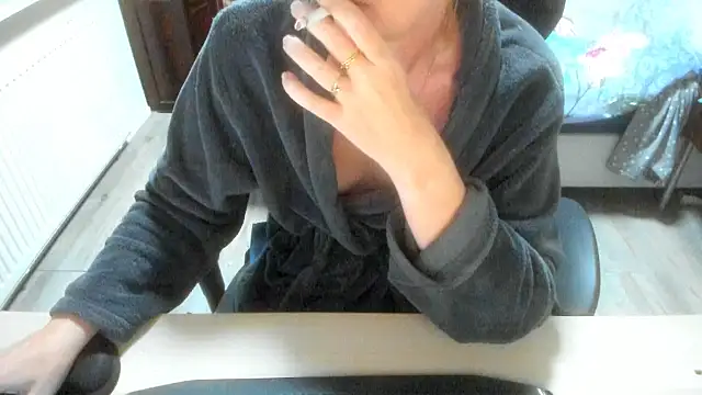 minoesje37 online show from November 2025 08:42:02 PM