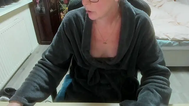 minoesje37 online show from February 2026 08:20:01 PM