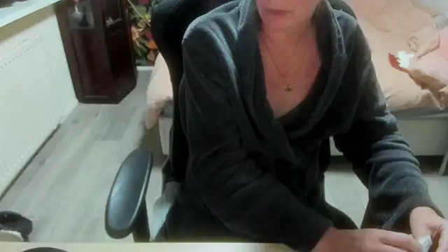 minoesje37 online show from February 2026 08:18:01 PM