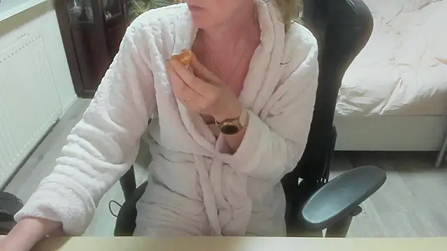 minoesje37 online show from March 2026 08:32:01 PM