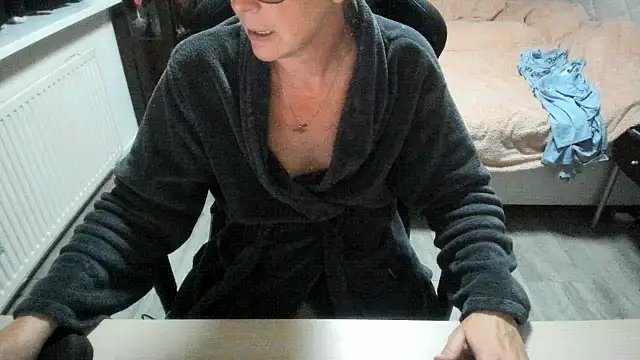 minoesje37 online show from November 2025 08:34:01 PM