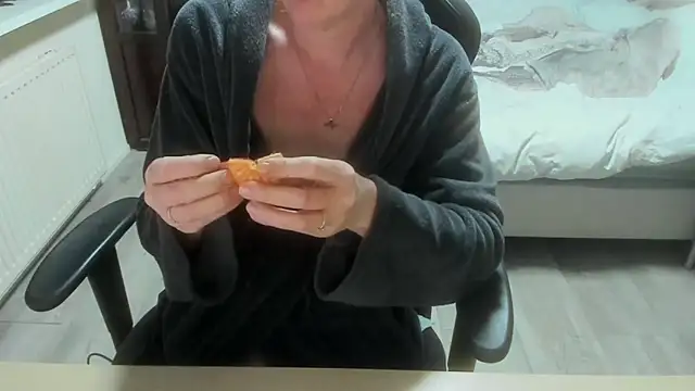 minoesje37 online show from April 2026 08:15:02 PM