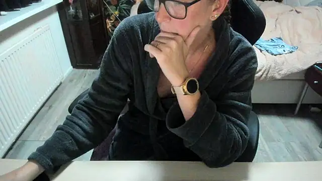 minoesje37 online show from October 2025 08:28:02 PM