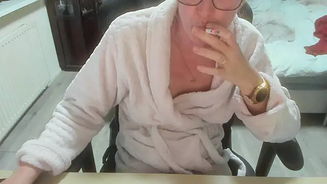 minoesje37 online show from March 2026 07:27:02 PM