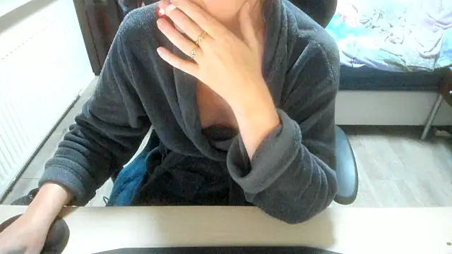 minoesje37 online show from November 2025 08:24:01 PM