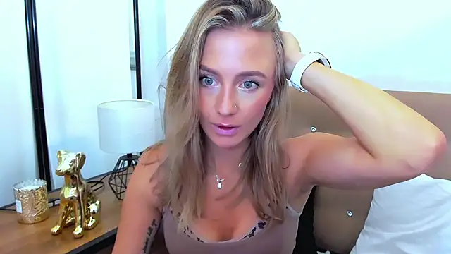 Snapshot of LenaCUTE chatting on October 2025 06:42:02 PM LenaCUTE online show from October 2025 06:42:02 PM