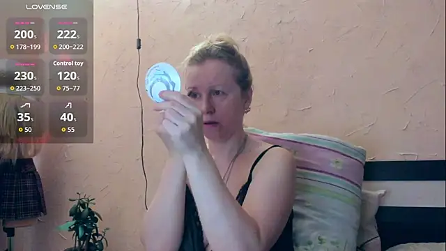 Snapshot of I_AM_MILF chatting on May 2026 07:11:02 AM I AM MILF online show from May 2026 07:11:02 AM