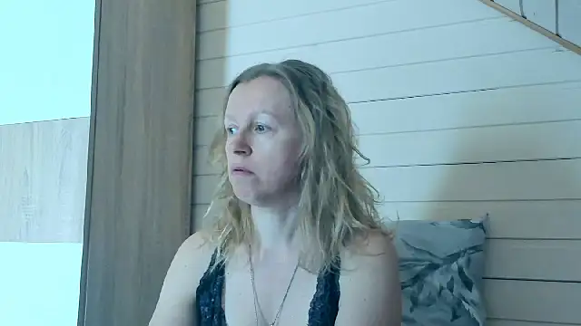 Snapshot of I_AM_MILF chatting on May 2026 06:44:02 AM I AM MILF online show from May 2026 06:44:02 AM