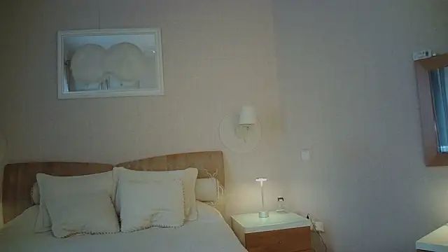 Luna Hoty online show from December 2025 11:00:02 AM