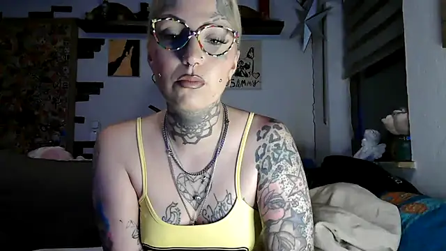 Snapshot of RoxxyInk chatting on May 2026 10:10:02 PM RoxxyInk online show from May 2026 10:10:02 PM