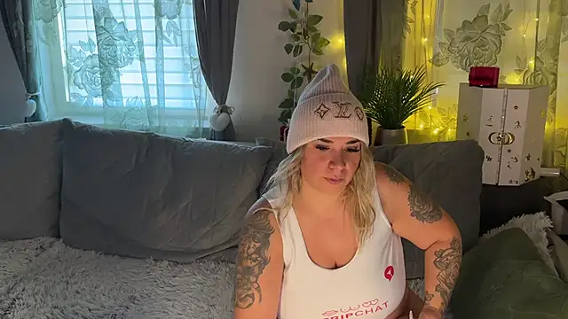 Snapshot of Monageil chatting on November 2025 10:03:02 AM Monageil online show from November 2025 10:03:02 AM