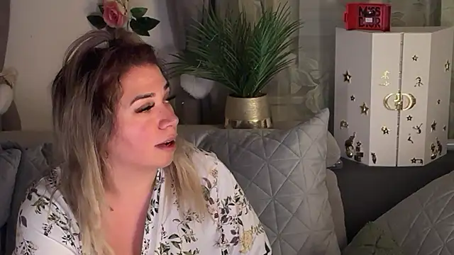 Snapshot of Monageil chatting on November 2025 08:03:01 PM Monageil online show from November 2025 08:03:01 PM